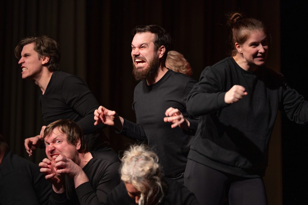 Täna mängime antiiki-karakter teater